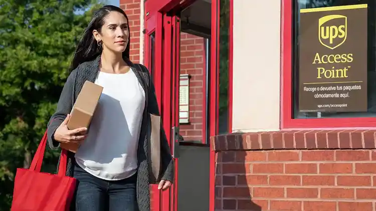 Mujer caminando hasta el punto de acceso