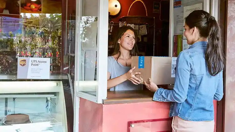 Persona en el mostrador de UPS Store