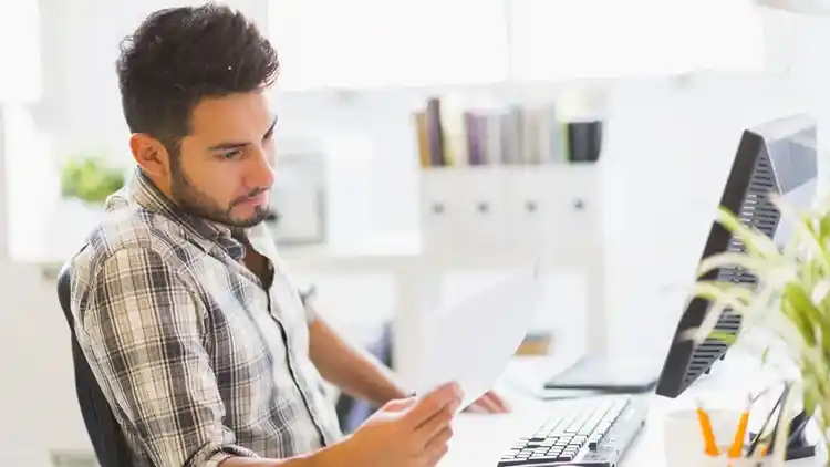 Propietario de una pyme revisando una factura