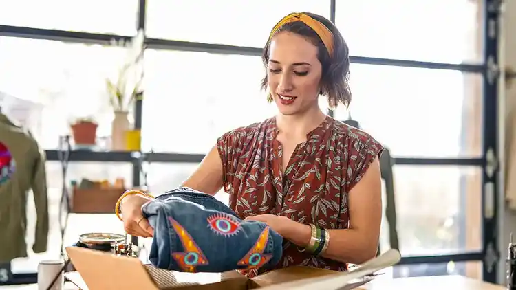 Mujer embalando una caja