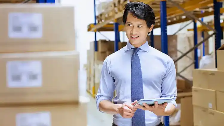 Empresario preparándose para realizar un envío