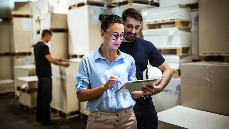 Empresaria mirando un dispositivo móvil