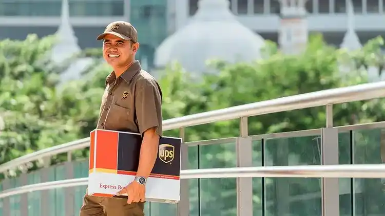 Conductor de UPS con entrega bajo el brazo