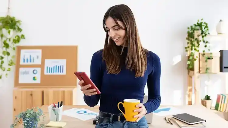 Persona que gestiona tu perfil de U-P-S en su teléfono móvil.