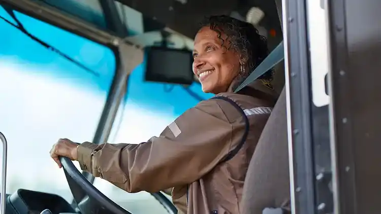 Mujer conduciendo una furgoneta de UPS