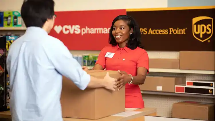 Un cliente dejando un paquete en un UPS Access Point