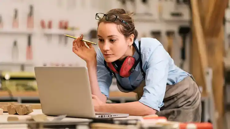 Kobieta w studio korzystająca z laptopa