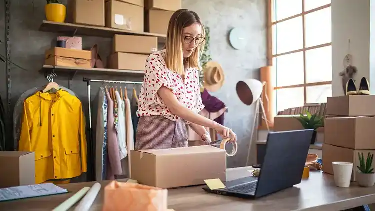 Företagare förpackar en UPS-försändelse.