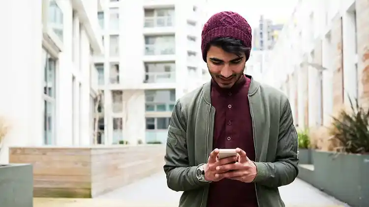 Man med mobiltelefon som använder UPS My Choice