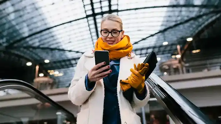 Person som laddar ner den nya U-P-S-appen på sin mobil.